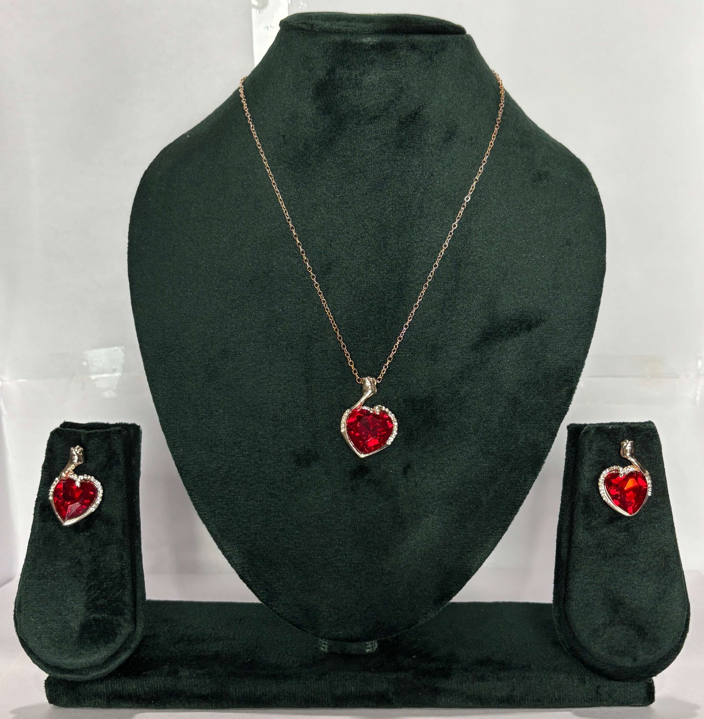 Jewelry set with heart-shaped red gemstones