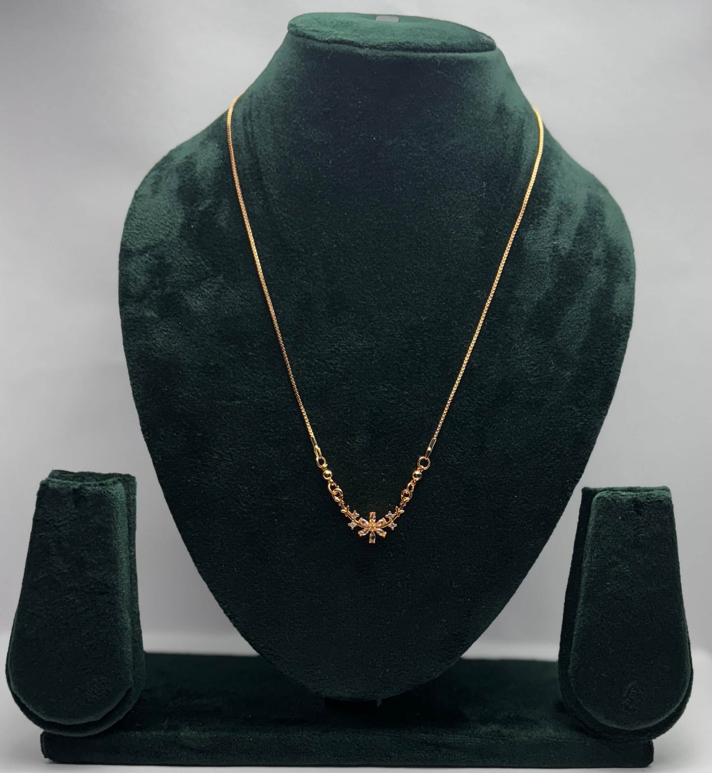 Gold necklace with clear flower