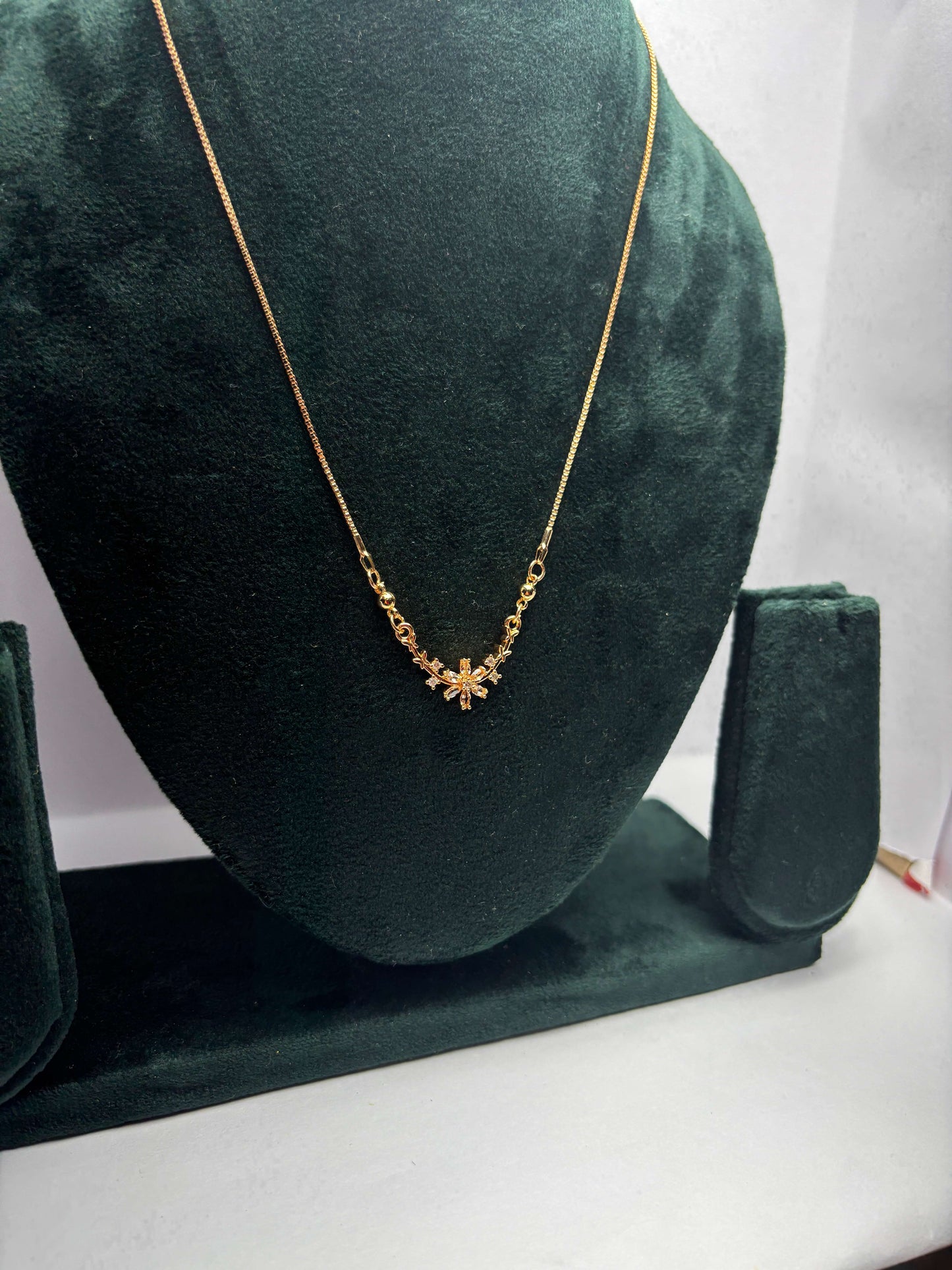 Gold necklace with clear flower