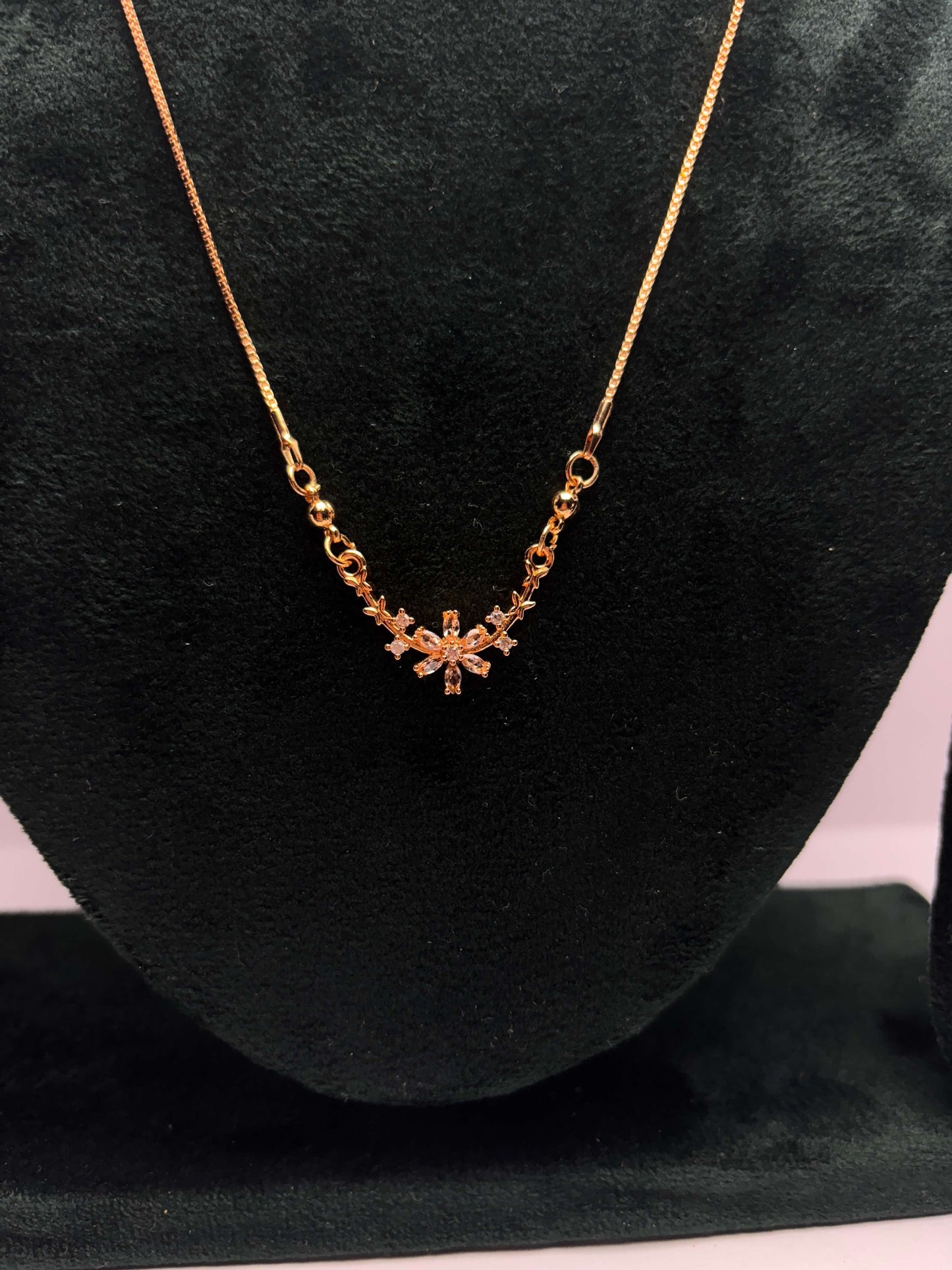 Gold necklace with clear flower