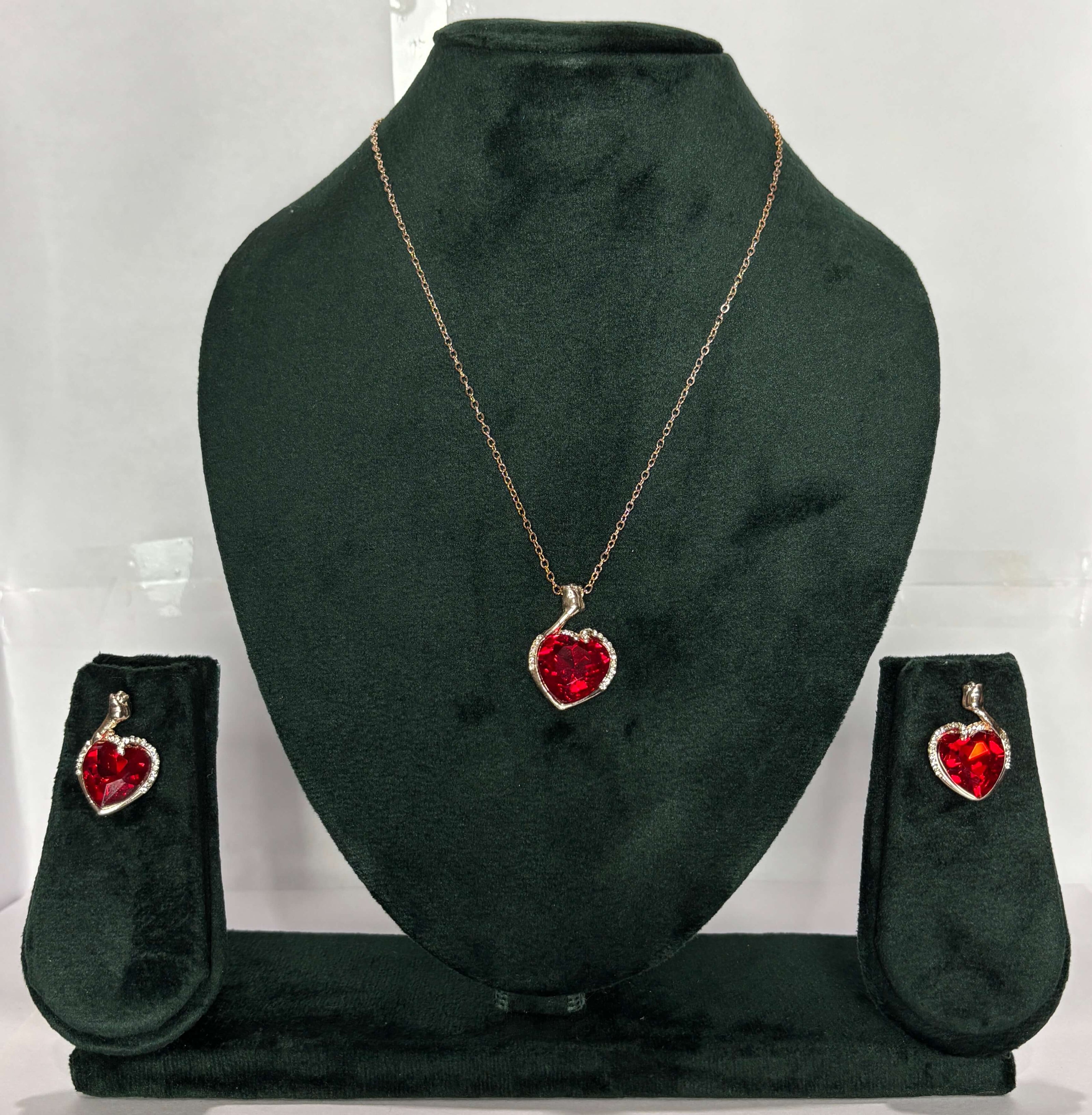 Jewelry set with heart-shaped red gemstones 