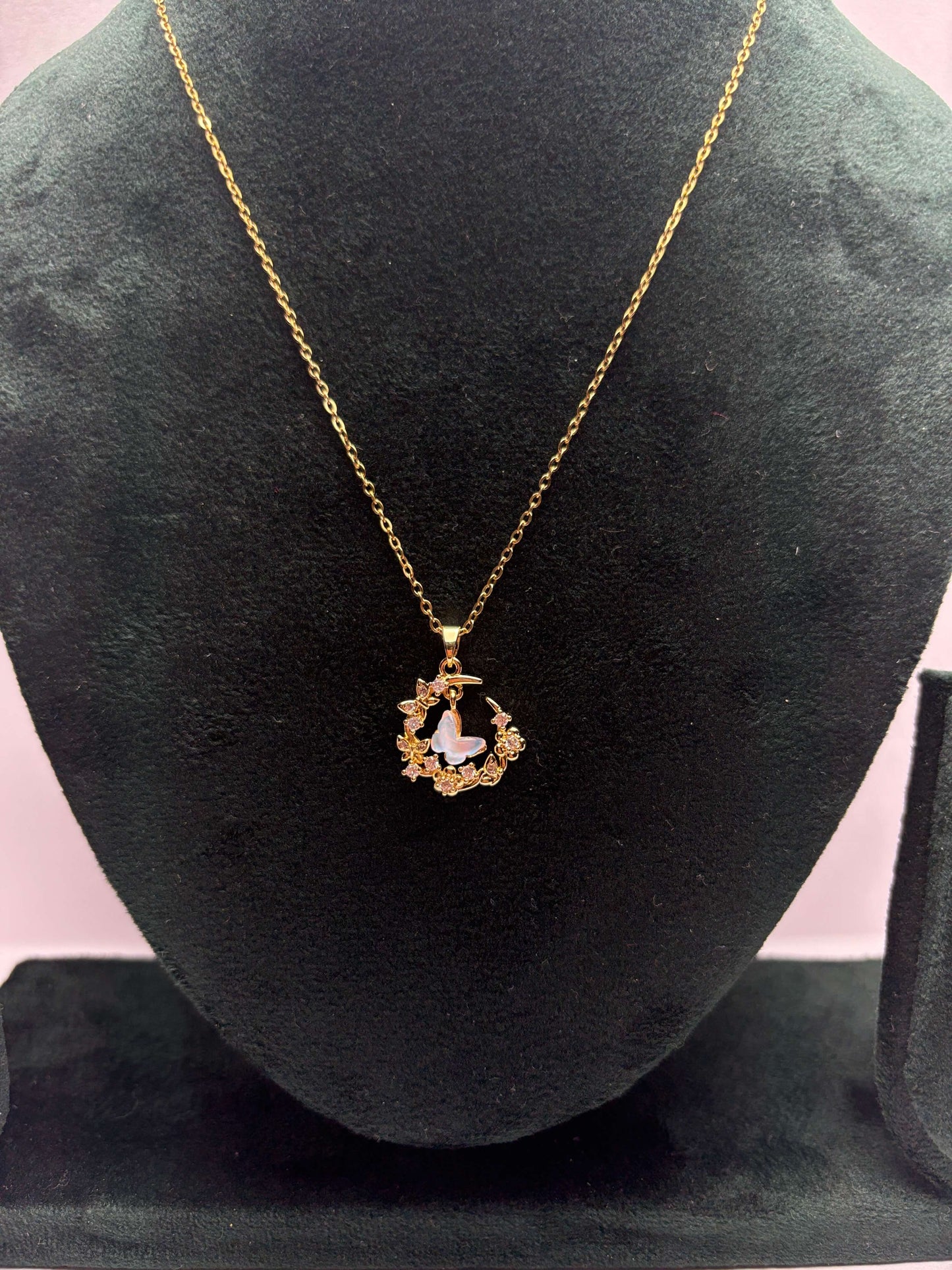 Gold plated chain wit crescent moon pendant